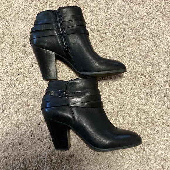 Black leather booties. - Picture 5 of 8